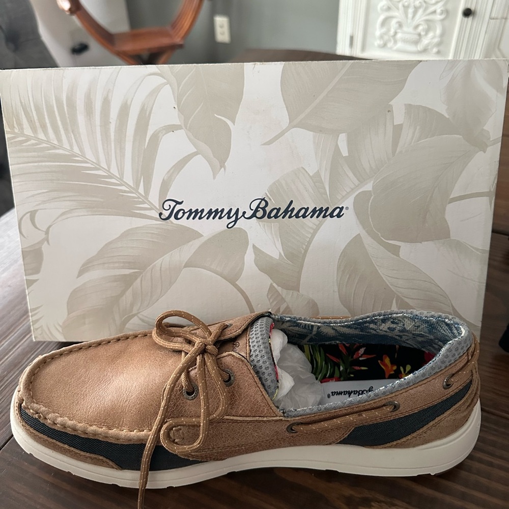 Tommy Bahama On Par Spectator boat shoes size 10.5